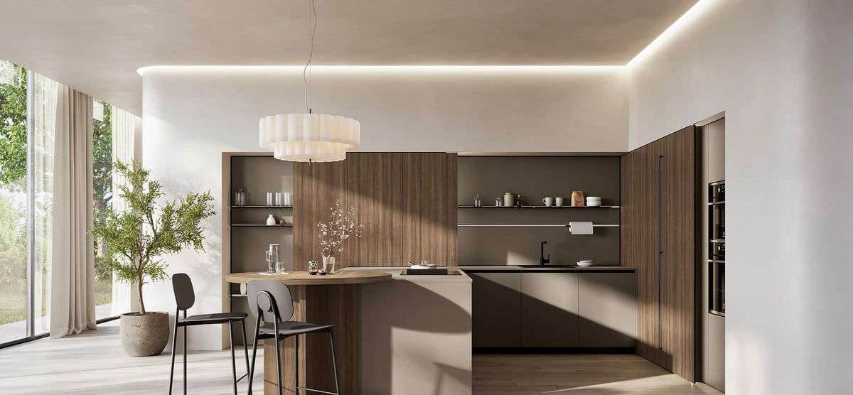 Composizione cucina moderna con isola e colonne a muro complete di mensole porta oggetti