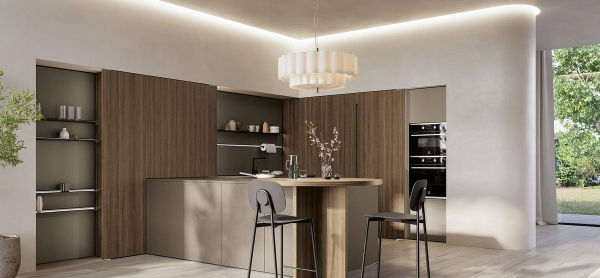 Composizione cucina moderna con isola e colonne a muro complete di mensole porta oggetti