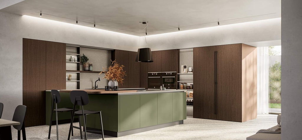 Composizione cucina con maxi isola e boiserie attrezzata