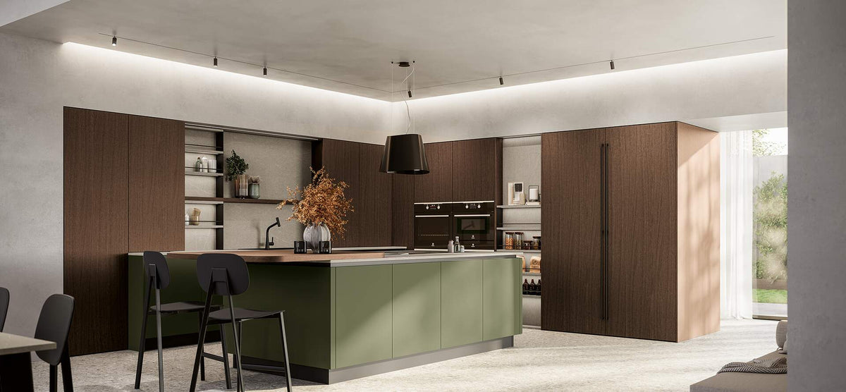 Composizione cucina con maxi isola e boiserie attrezzata
