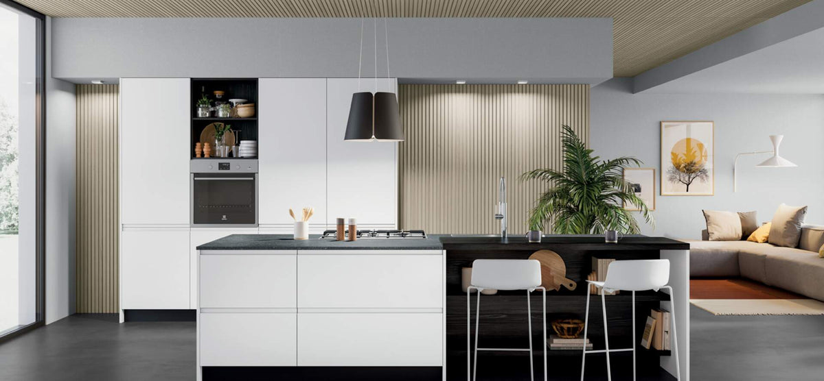 Composizione cucina con isola bifacciale e armadiatura a colonne