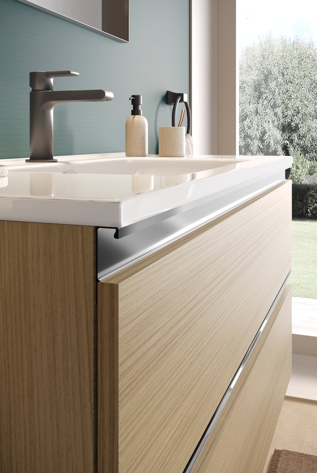 Composizione bagno sospesa completa di specchio con faretto a LED con colonna pensile laterale.