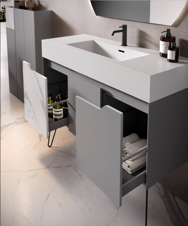 Composizione bagno con mobile portalavabo con piedi diagonali in metallo scuro e specchiera rotonda retroilluminata a LED
