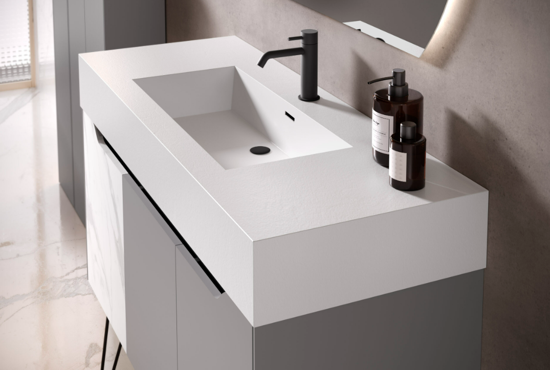 Composizione bagno con mobile portalavabo con piedi diagonali in metallo scuro e specchiera rotonda retroilluminata a LED