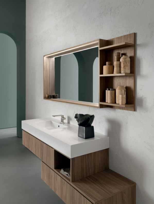 Composizione bagno sospesa con specchio illuminato L. 140 cm. con elementi porta oggetti laterali