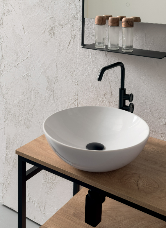 Mobile bagno stile Industrial con specchiere retroilluminate e colonne sospese porta oggetti
