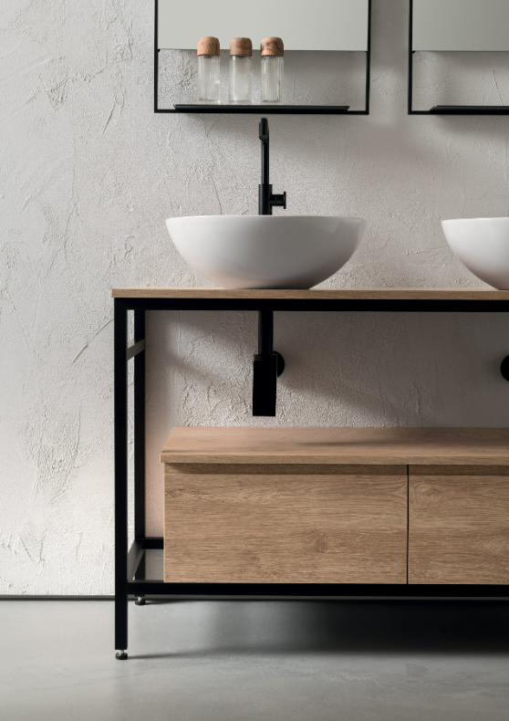 Mobile bagno stile Industrial con specchiere retroilluminate e colonne sospese porta oggetti