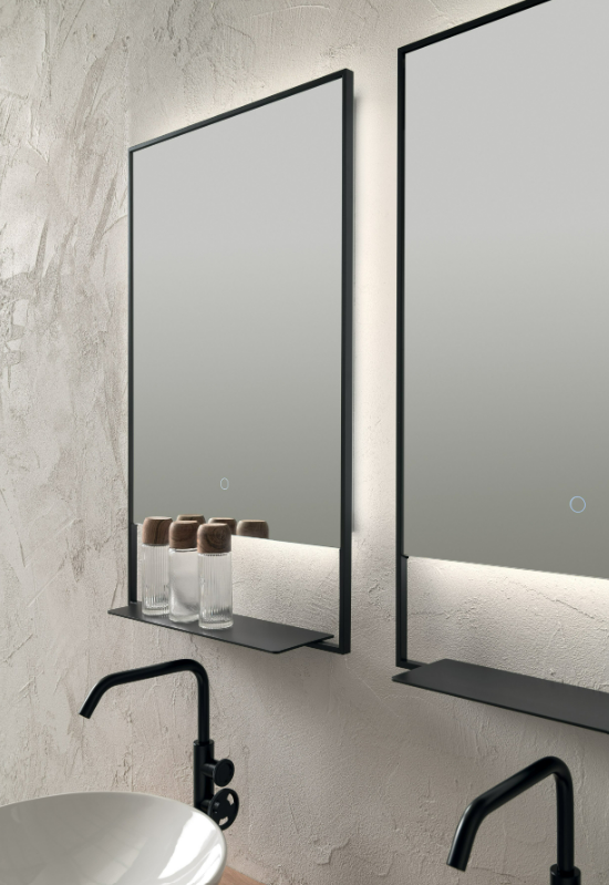 Mobile bagno stile Industrial con specchiere retroilluminate e colonne sospese porta oggetti