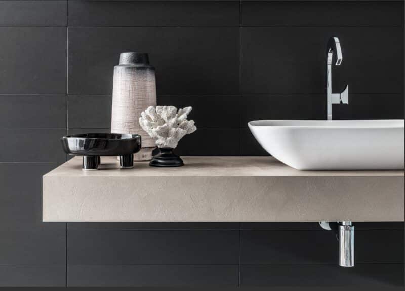 Mobile bagno sospeso con top unico, lavabo in ceramica in appoggio e specchiera rettangolare illuminata a LED