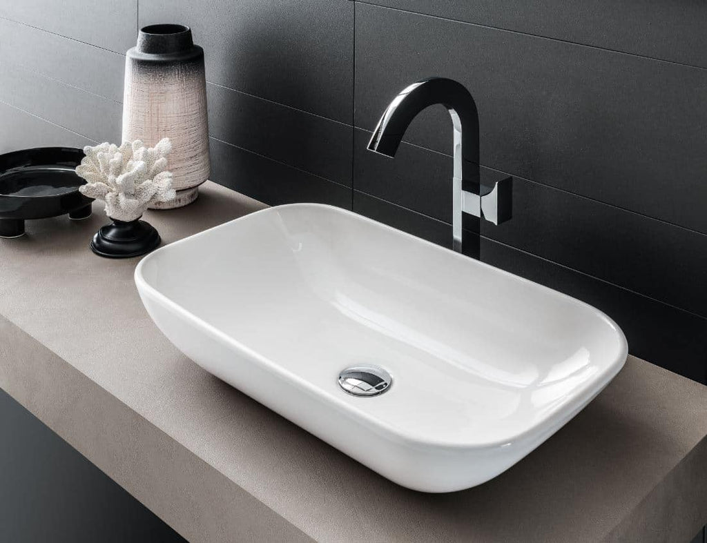 Mobile bagno sospeso con top unico, lavabo in ceramica in appoggio e specchiera rettangolare illuminata a LED