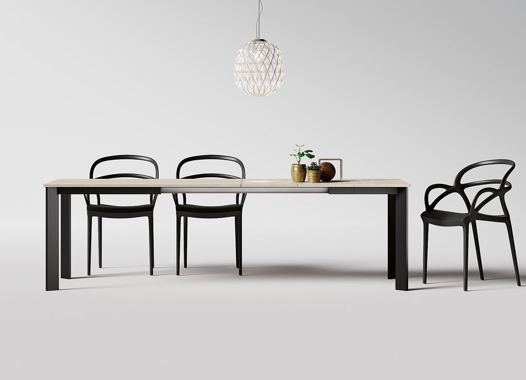 Tavolo allungabile con struttura in metallo e piano in essenza legno, spatolato o laminato
