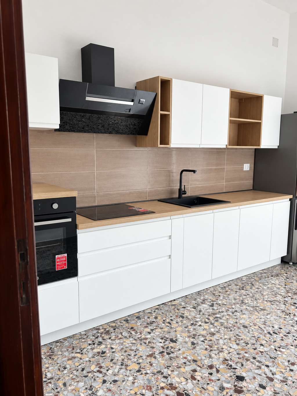 Cucina lineare bianca opaca con top in rovere anice