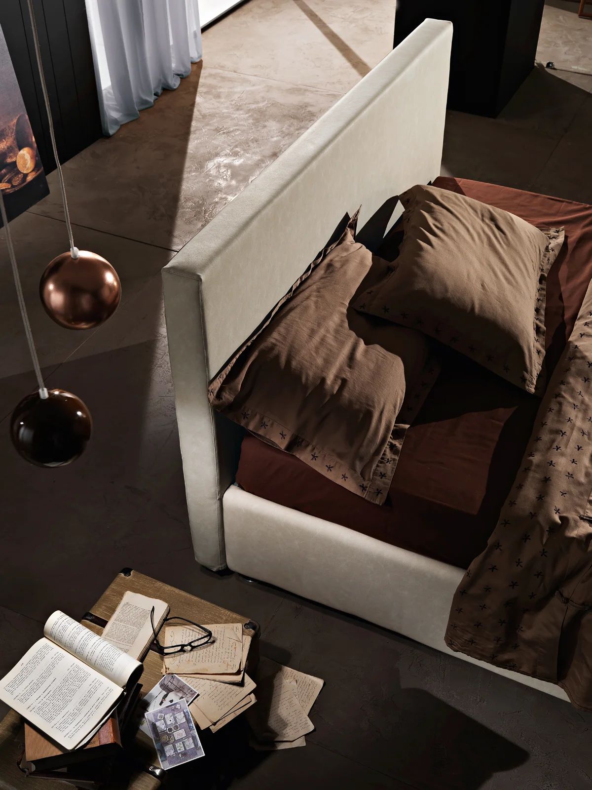 Letto con testiera monoblocco minimale, disponibile in varie misure, piedini a scelta