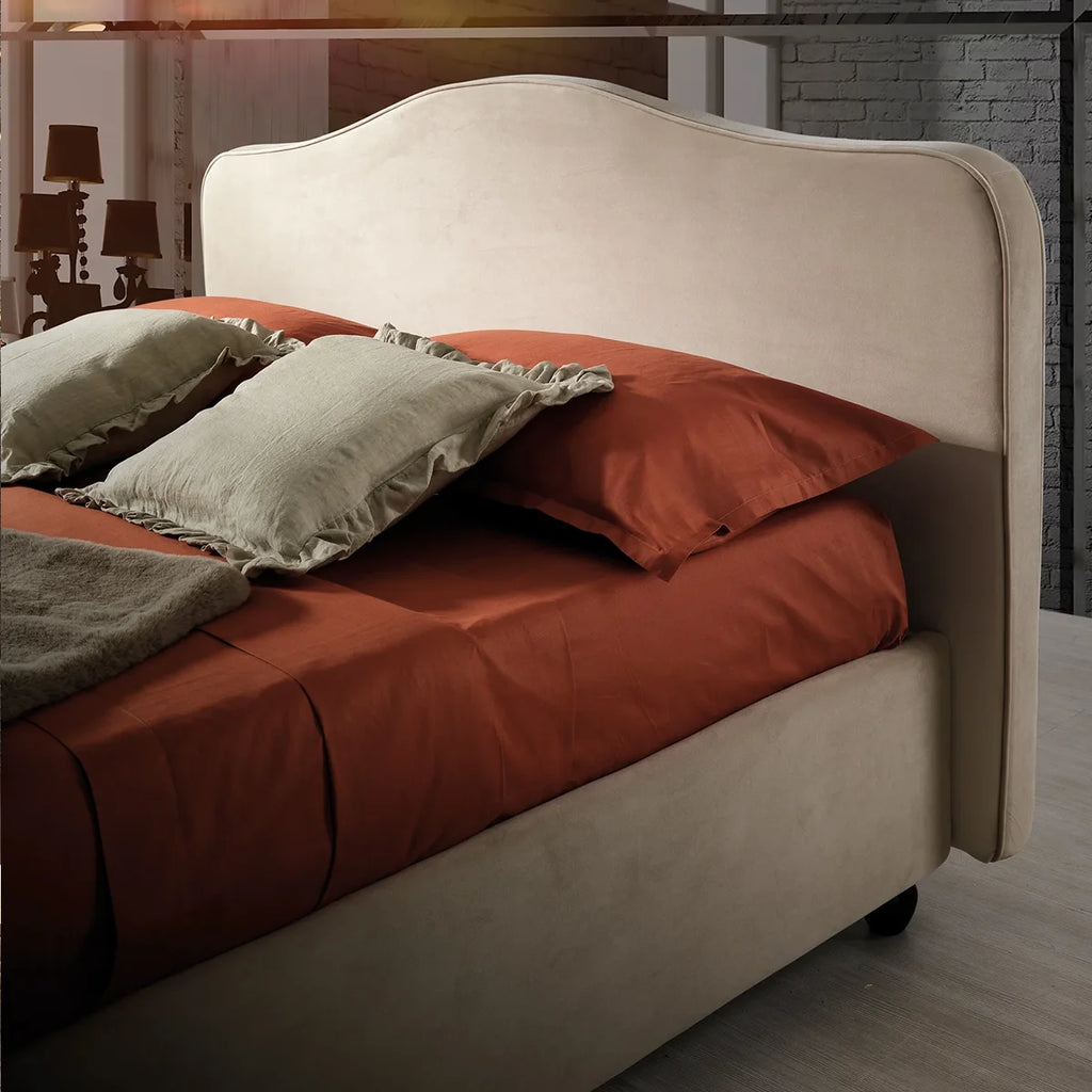 Letto imbottito stile classico con testiera sagomata, disponibile in varie misure, piedini a scelta