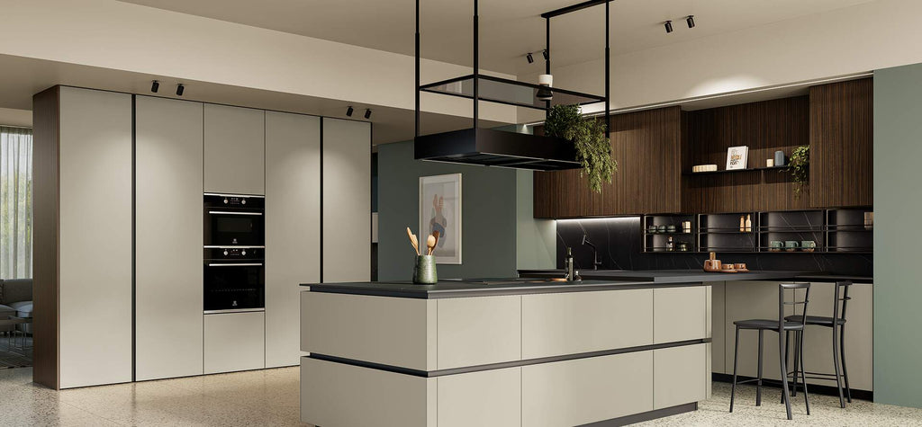 Cucina con parete colonne, isola centrale e parete cucina con elementi metallici bruniti