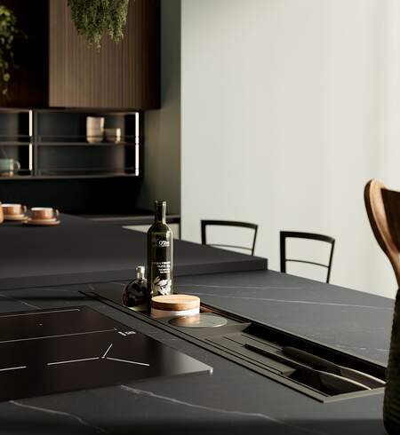 Cucina con parete colonne, isola centrale e parete cucina con elementi metallici bruniti