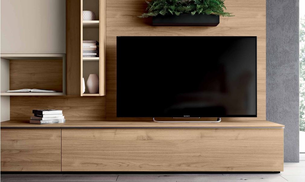 Composizione parete attrezzata con pannello TV integrato e elementi a giorno