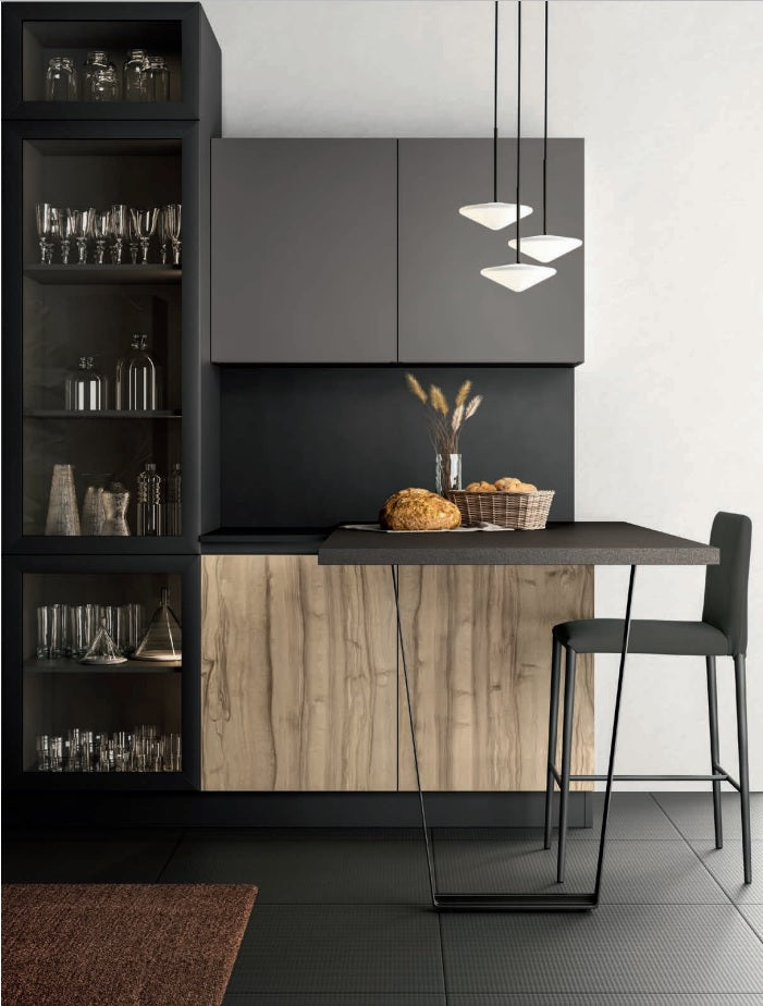 Composizione cucina lineare legno venato/antracite con colonna vetrina