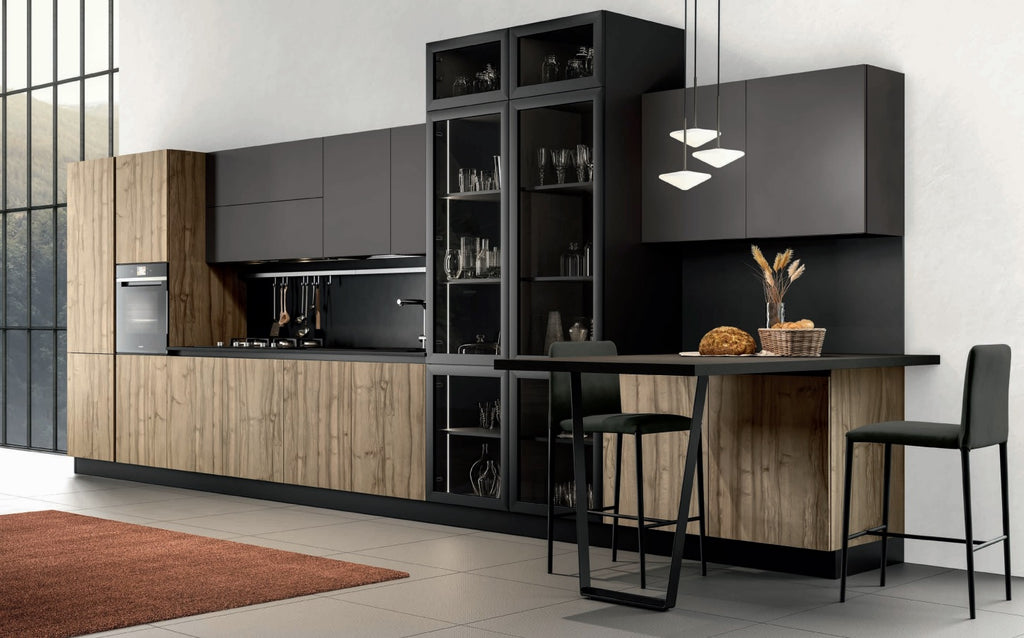 Composizione cucina lineare legno venato/antracite con colonna vetrina