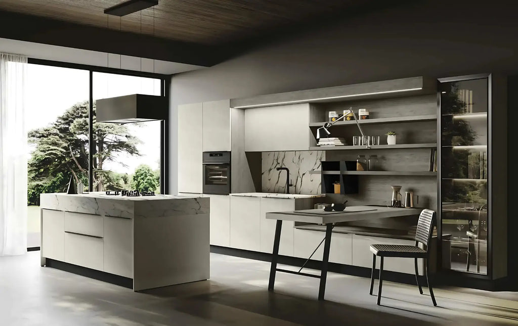 Composizione cucina con isola, boiserie attrezzata e vetrina a terra