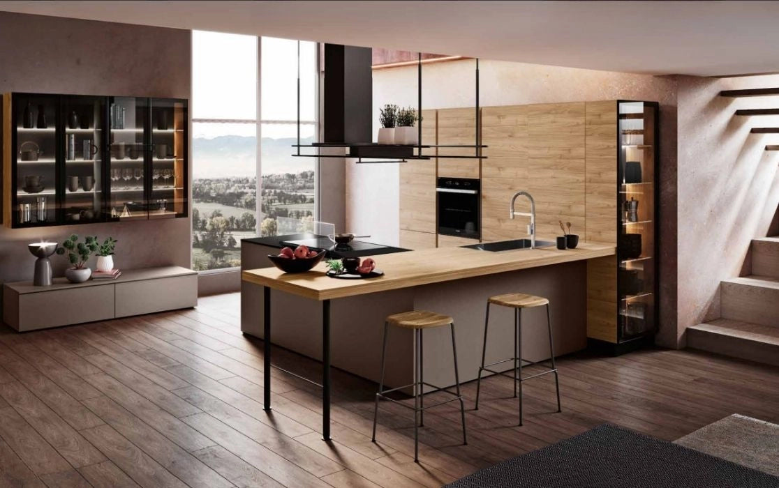 Composizione cucina con isola centrale, bancone snack e colonne in legno
