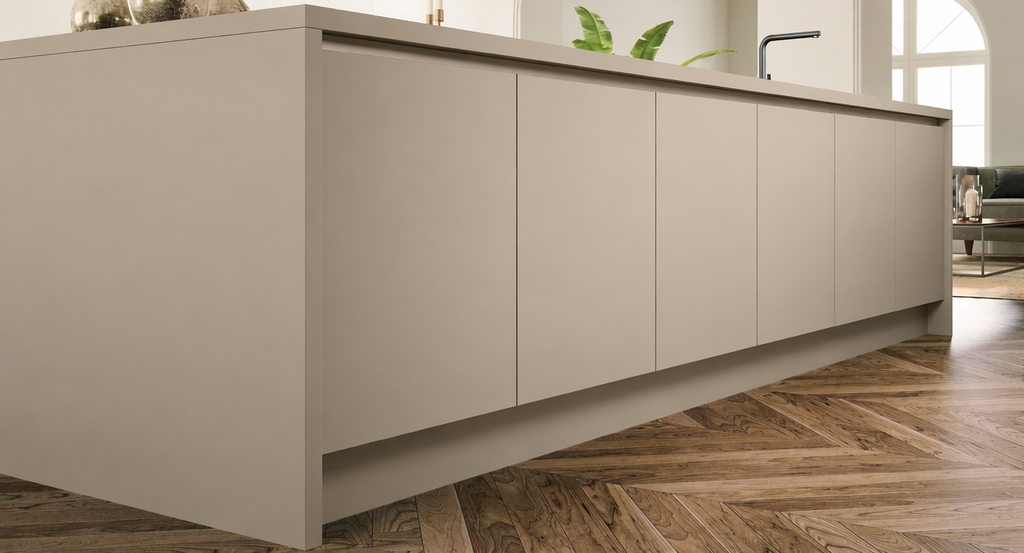 Composizione cucina moderna con isola centrale beige opaco e colonne rovere