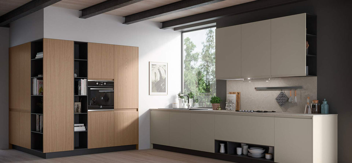 Composizione cucina lineare con blocco colonne angolare e libreria
