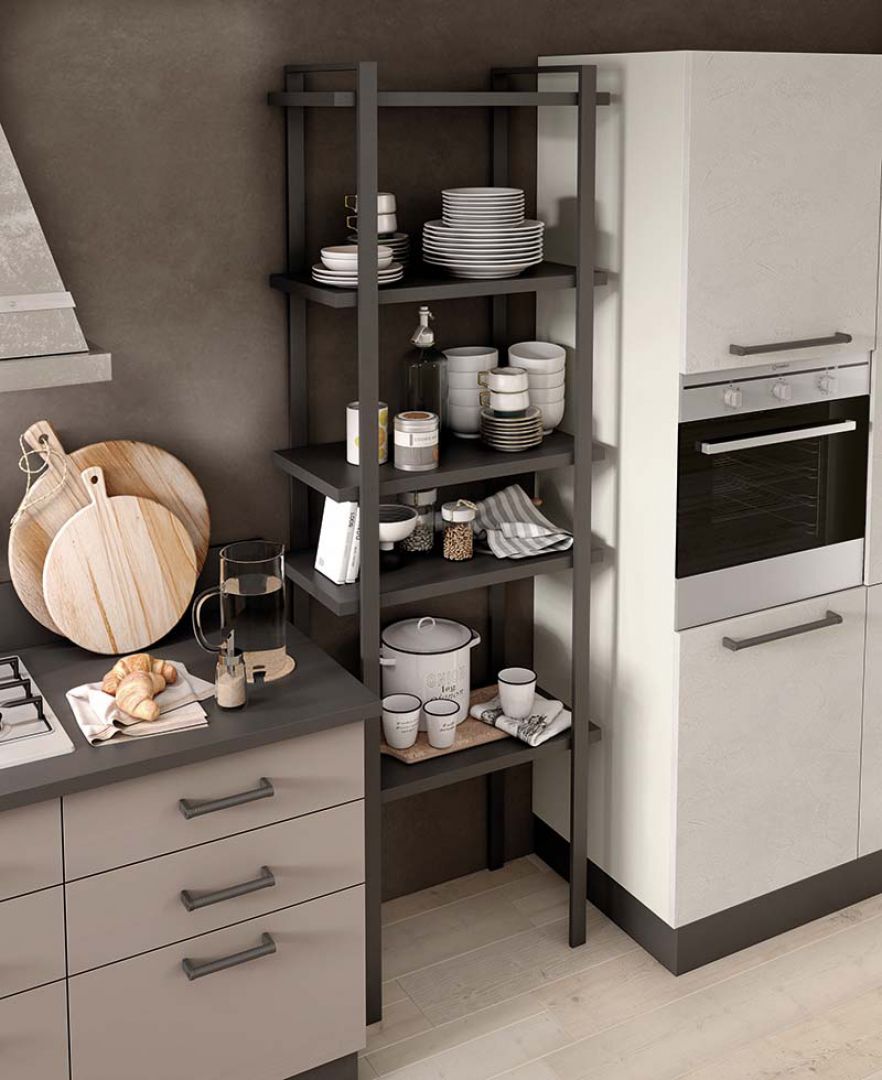 Composizione cucina moderna lineare con parete a giorno metallica stile Industrial