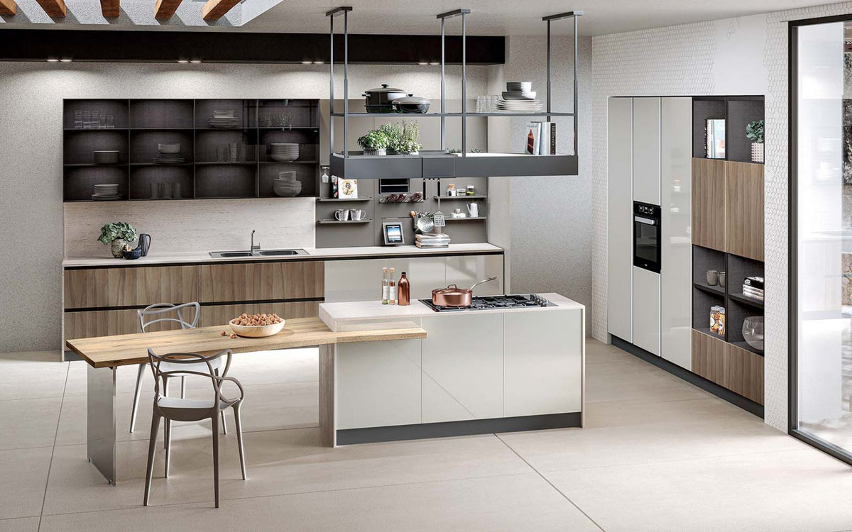 Composizione cucina con elementi laccati lucidi e elementi legno naturale