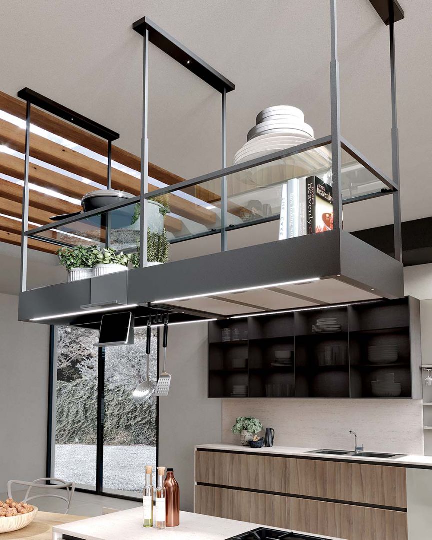 Composizione cucina con elementi laccati lucidi e elementi legno naturale