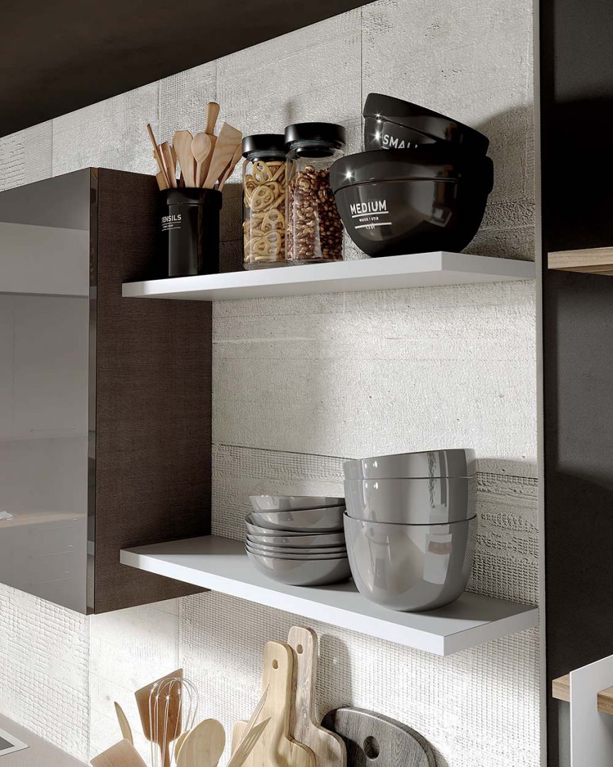 Composizione cucina con elementi laccati lucidi e elementi legno naturale