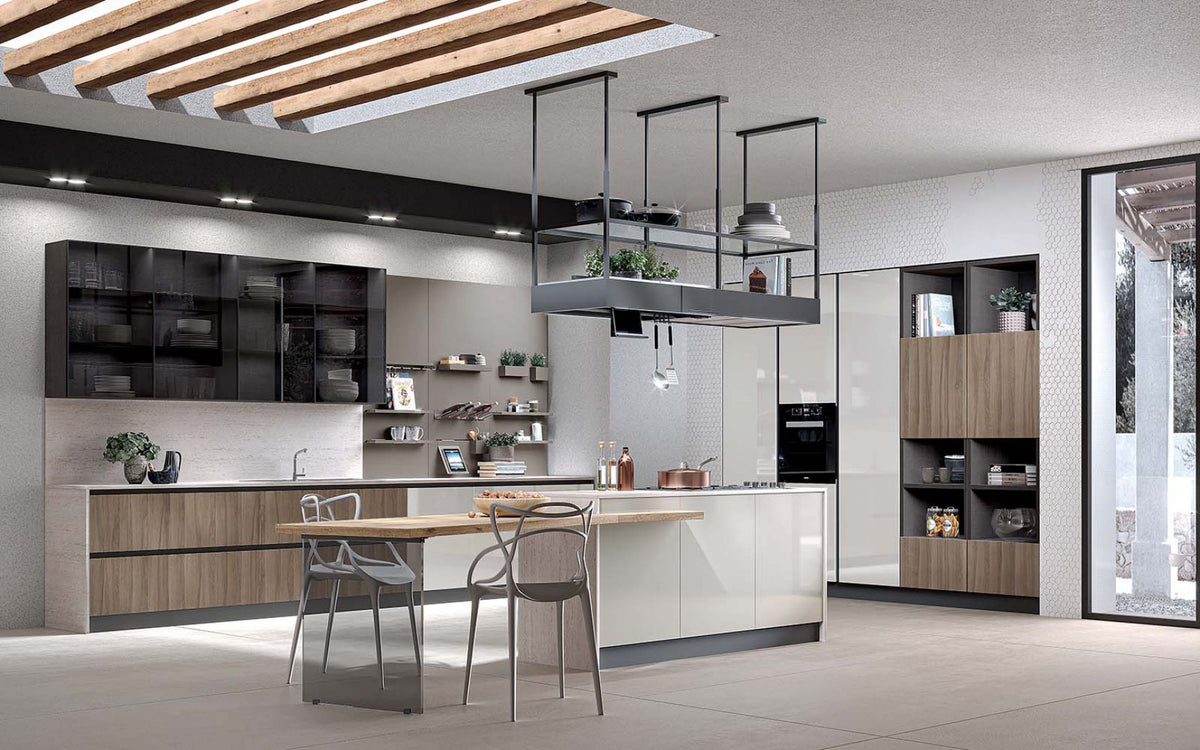 Composizione cucina con elementi laccati lucidi e elementi legno naturale