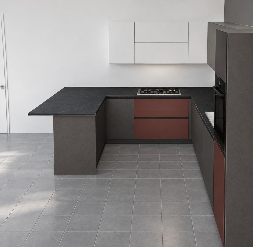 Composizione cucina cemento grigio/pensili bianchi opachi e elementi rosso Marsala con penisola snack