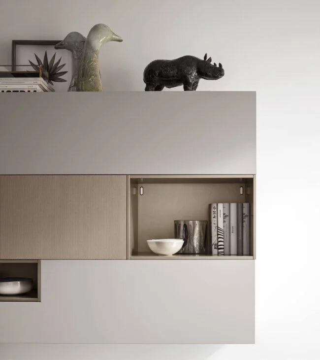 Composizione soggiorno con schienale boiserie porta TV, basi sospese e pensili push-pull