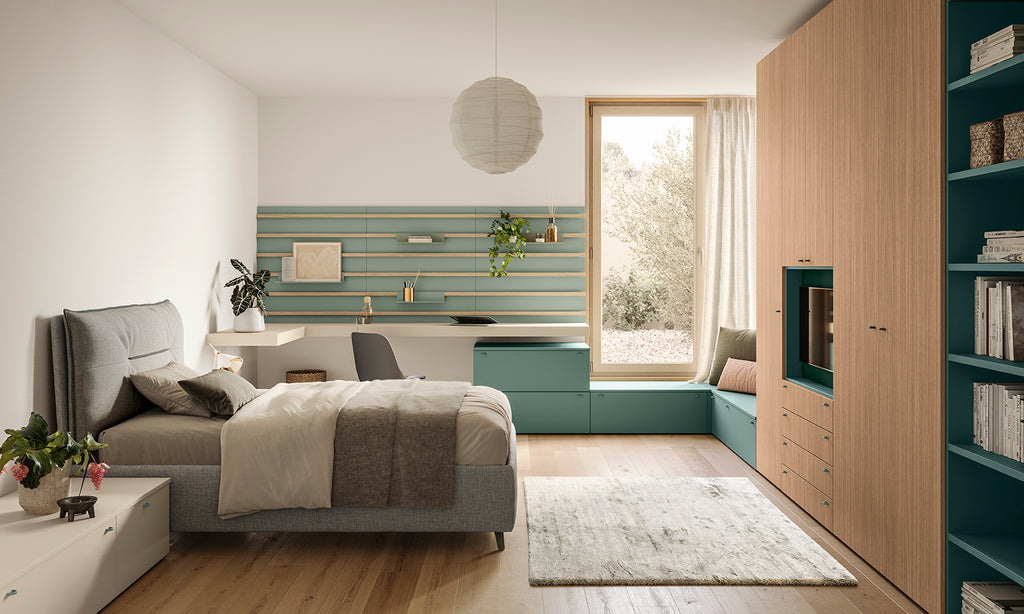 Cameretta con letto imbottito con contenitore, armadiatura con elemento a giorno e vano TV centrale e basi porta oggetti angolari