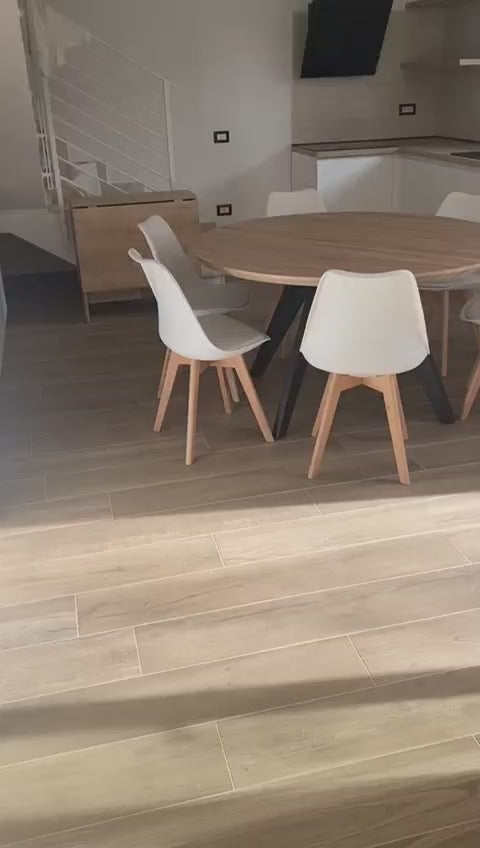 Cucina moderna bianco opaco con top rovere naturale, elementi a giorno metallo brunito e angolo colonna forno/basi dispensa