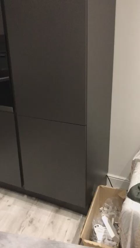 Cucina ad angolo antracite con gola e zoccoli scuri e top bianco opaco