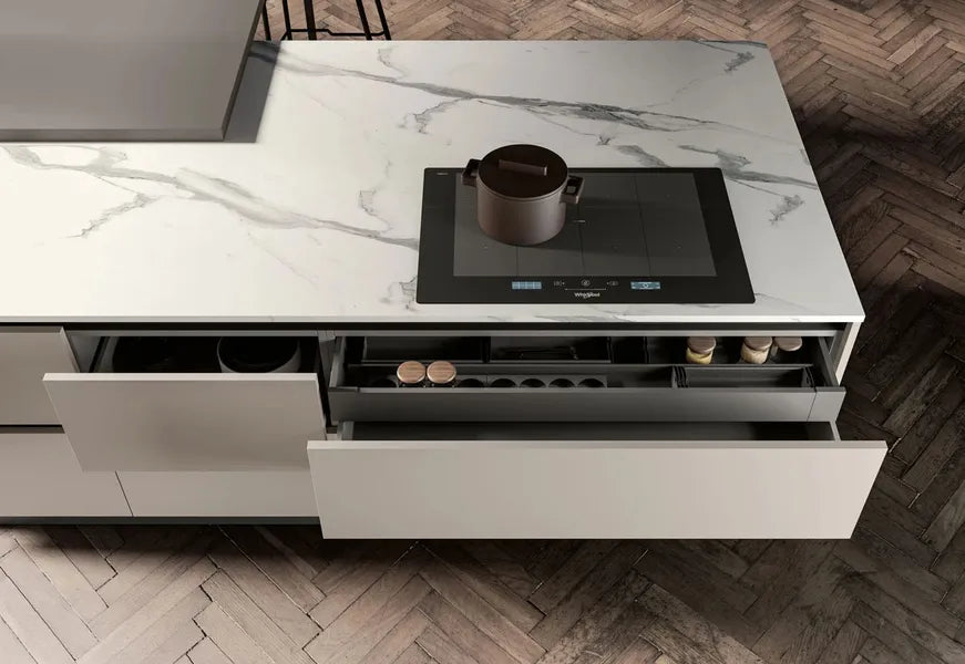 Composizione cucina contemporanea anta telaio con isola, tavolo snack e colonne