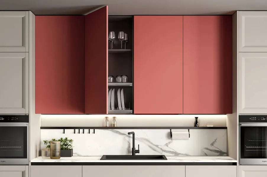 Composizione cucina contemporanea anta telaio con isola, tavolo snack e colonne