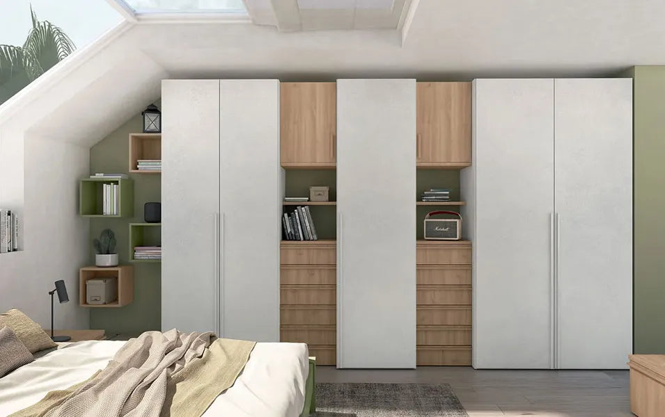Composizione cameretta con armadi battenti alternati con cassetti e mensole, letto e comodino