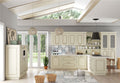 Cucina in stile Shabby chic con ante a telaio panna