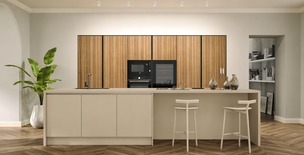 Composizione cucina moderna con isola centrale beige opaco e colonne rovere