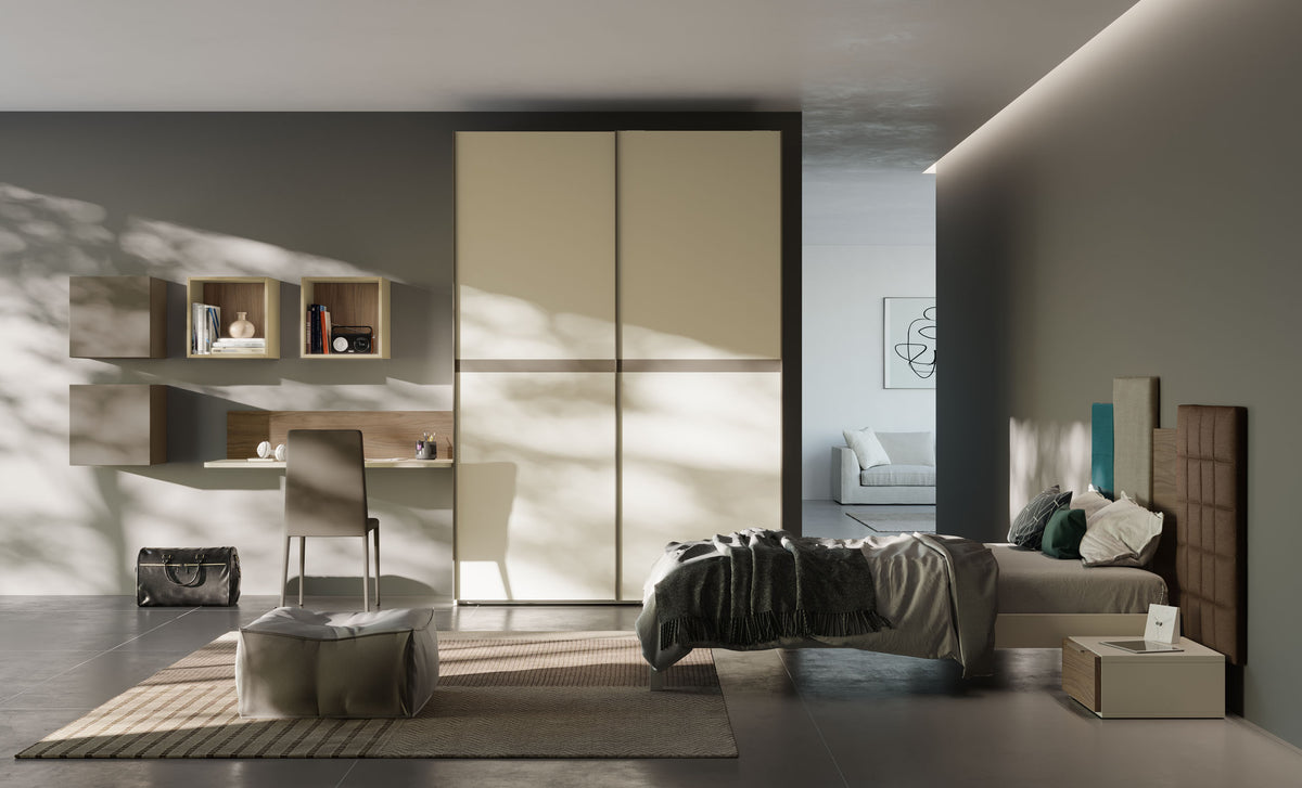 Camera con armadio 2 ante scorrevoli, letto con boiserie discontinua imbottita e piano scrivania